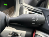 【オートライト(AUTO)】外の明るさをシステムが感知して、自動でヘッドライトが点灯します。ヘッドライトをつけ忘れを防ぐ便利機能です。