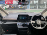 使用感の少ないきれいな室内です。細部まで上質なインパネ周りは機能的にまとまっています。ぜひご覧ください。