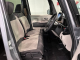 シートは厚めのクッションですのでゆったり座れますよ。禁煙車の設定は、当社非喫煙者での車内での煙草臭の確認となります。