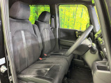 運転席まわりには十分なスペースがあり、大柄な方でもゆったり運転していただける環境です。
