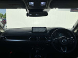 フロントピラーの位置を従来よりも後方にレイアウト。運転席からの視界の広がりを向上。車両の周囲の状況を、いち早く知ることで、安全に運行できます。