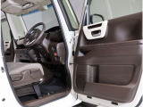 運転席・助手席ドアは開口範囲が広く、とても乗りやすいですよ!収納スペースもあります!