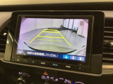 リバースギアに入れるだけで後方の表示へ切り替わります。夜間や雨の日の駐車も楽になりますよ。