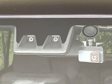【スマートアシスト】走行中に前方の車両等を認識し、衝突しそうな時は警報とブレーキで衝突回避と被害軽減をアシスト。より安全にドライブをお楽しみいただけます。