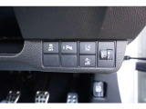 パーキングセンサーシステムや衝突軽減ブレーキ等のスイッチ類は、運転席の右側にあります。