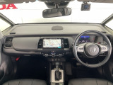 水平基調でスッキリとしたフロントビュー。広く見渡せて運転に安心をもたらします