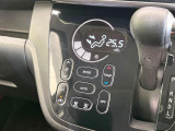 【オートエアコン】一度お好みの温度に設定すれば、車内の温度を検知し風量や温度を自動で調整。暑い&hellip;寒い&hellip;と何度もスイッチ操作をする必要はありません。快適な車内空間には必須の機能ですね♪