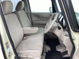 乗降がしやすい運転席。高さが調節できて小柄な方でも運転しやすいポジションをとることができます。