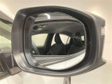 ブラインドスポットモニター(BSM)を装備しています。隣を走る車両が死角に入るとミラー内LEDインジケーターが点灯。さらに、ウィンカーを出すとインジケーターが光って点滅して注意を促してくれます。