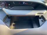 車内に持ち込んだ小物やドリンク食べ物がきちんと片付く収納も充実です。こちらは、運転席アッパーボックスになります.