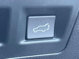 【パワーバックドア】スマートキーや運転席のボタンを押すだけでリアゲートが自動で開閉します!荷物を持っている時や、高い位置にあるバックドアを閉める際に便利な機能です♪