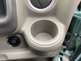 小物入れとしても使えるドリンクホルダーも装備しています