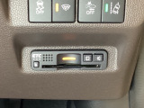 ハンドルの右下にETCがついています。高速道路の料金所の通過も楽々です!。 カードの取り出しもしやすい場所についています。