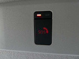 急病時や危険を感じた時、SOSコールスイッチを押すと専門のオペレータに繋がって、警察や消防への連携をサポートしてくれます。また、万が一の事故発生時には、エアバッグ展開と連動して自動通報します。