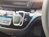 インパネシフトだから視線の移動も少なく足元もスッキリ♪運転席もゆったりしているのでゆとりを持ってドライブできますね!