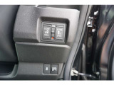 両側電動スライドドア付。通常のドアに比べて、車のボディーに対し平行に開閉し、開けてもスペースを取りません。出入り口が大きいドアはお子様のいるご家庭はもちろん、混んだ駐車場でも大活躍です!