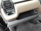 掘り込みしきインパネドリンクホルダーで ホールド感バッチリ!! 運転席側にも同じものがついてます