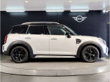 ☆MINIの車の始まりは大人四人がギリギリ乗れるコンパクトな車です!!今となっては3ナンバーですが、もともとは5ナンバーの車でした!!