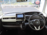 【インパネ周り】広々とした視界性の良い運転席です。ゆったりとした快適な乗り心地で運転できます。内装はブラウン&times;アイボリーです。シックな色合いでまとめ、心地よい時間が流れるモダンな空間に仕立てました。