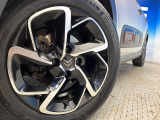 ●純正16インチアルミホイール:輸入車ならではの卓越した走りを支えるホイールと足回りです!日本車の走りに慣れている方にもぜひ体感して頂きたいほど、高いレベルでまとまっています!