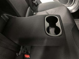 センターアームレストにはドリンクホルダー付き。