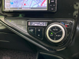 【オートエアコン】一度お好みの温度に設定すれば、車内の温度を検知し風量や温度を自動で調整。暑い&hellip;寒い&hellip;と何度もスイッチ操作をする必要はありません。快適な車内空間には必須の機能ですね♪