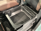 助手席のシート下には便利な収納スペースがあります。