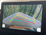 【バックカメラ】駐車時に後方がリアルタイム映像で確認できます。大型商業施設や立体駐車場での駐車時や、夜間のバック時に大活躍!運転スキルに関わらず、今や必須となった装備のひとつです!