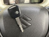 【キーレス】少し離れた場所からでもボタン一つでドアの開錠・施錠ができるのでとっても便利!ドアの鍵穴周りに傷をつけることもありません