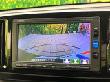 【バックカメラ】駐車時に後方がリアルタイム映像で確認できます。大型商業施設や立体駐車場での駐車時や、夜間のバック時に大活躍!運転スキルに関わらず、今や必須となった装備のひとつです!