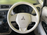 インテリアに合わせたデザインのステアリングは、運転される方のことも考え、運転しやすい形状、大きさです。是非一度、実際に触ってお確かめください。