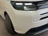 【LEDヘッドライト】悪天候や夜間走行時も良好な視界を確保し安心して運転できる高輝度LEDヘッドライトを装備!点灯速度が早く、消費電力も抑えられています。