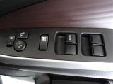パワーウィンドウスイッチで運転席から全席の窓の開閉ができます。