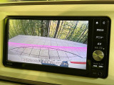 【バックカメラ】駐車時に後方がリアルタイム映像で確認できます。大型商業施設や立体駐車場での駐車時や、夜間のバック時に大活躍!運転スキルに関わらず、今や必須となった装備のひとつです!