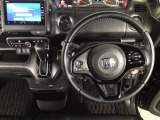 【ハンドル】運転にかかわる様々な操作を安全に行えるように視点移動が少なく操作性に配慮されたスイッチ類が凝縮されたコックピットです。