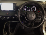 【ハンドル】運転にかかわる様々な操作を安全に行えるように視点移動が少なく操作性に配慮されたスイッチ類が凝縮されたコックピットです。