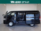 スライドドアは両側手動式です。