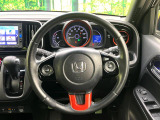 インテリアに合わせたデザインのステアリングは、運転される方のことも考え、運転しやすい形状、大きさです。是非一度、実際に触ってお確かめください。