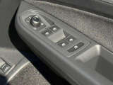 運転席ドアに集約されたスイッチで、全窓をスマートに操作できます。