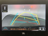 【バックガイドモニター】後方の映像をナビ画面に表示するだけでなく、ステアリング操作に連動して動くガイド線も同時に表示!予想進路の確認をしながら後退できるので便利です!