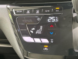 【オートエアコン】一度お好みの温度に設定すれば、車内の温度を検知し風量や温度を自動で調整。暑い&hellip;寒い&hellip;と何度もスイッチ操作をする必要はありません。快適な車内空間には必須の機能ですね♪