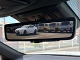 【デジタルインナーミラー(トヨタ)】車両後方カメラの映像をルームミラーに映すことが出来ます。 そのため、後席に人や荷物があって後方が見えづらい場合でもしっかり視界を確保することが出来ます。