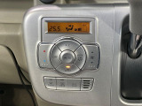 【オートエアコン】一度お好みの温度に設定すれば、車内の温度を検知し風量や温度を自動で調整。暑い&hellip;寒い&hellip;と何度もスイッチ操作をする必要はありません。快適な車内空間には必須の機能ですね♪