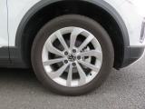 右前です。タイヤサイズは215/55R17です。