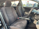 運転席まわりには十分なスペースがあり、大柄な方でもゆったり運転していただける環境です。