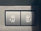 【両側パワースライドドア】スマートキーや運転席のスイッチで後席両側スライドドアの開閉が可能♪電動だから力を入れてドアを開ける必要が無く、小さなお子様でも簡単に開け閉めでき快適です♪