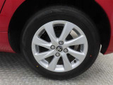 車両のデザインにマッチした純正アルミホイールを装着しています。