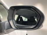 ブラインドスポットモニター(BSM)を装備しています。隣を走る車両が死角に入るとミラー内LEDインジケーターが点灯。さらに、ウィンカーを出すとインジケーターが光って点滅して注意を促してくれます。