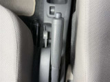 【サイドブレーキ】駐車中に車両の動きを防ぐために使用されます。