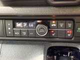 【オートエアコン】一度お好みの温度に設定すれば、車内の温度を検知し風量や温度を自動で調整。暑い&hellip;寒い&hellip;と何度もスイッチ操作をする必要はありません。快適な車内空間には必須の機能ですね♪